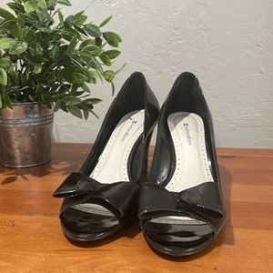 Naturalizer open toe crisscross bow low heel.